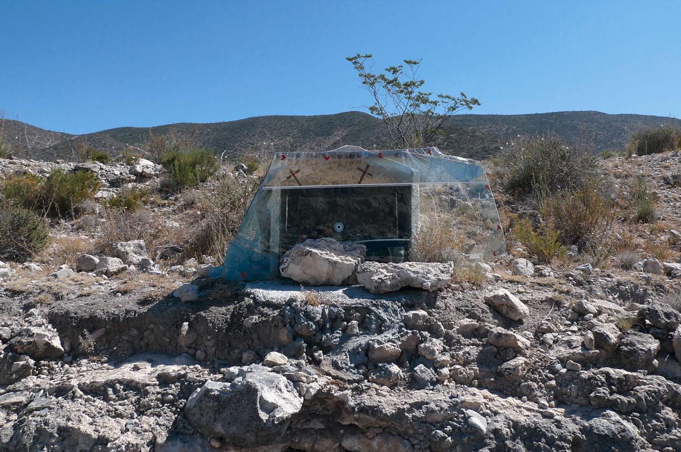Altar de parabrisas con balazo