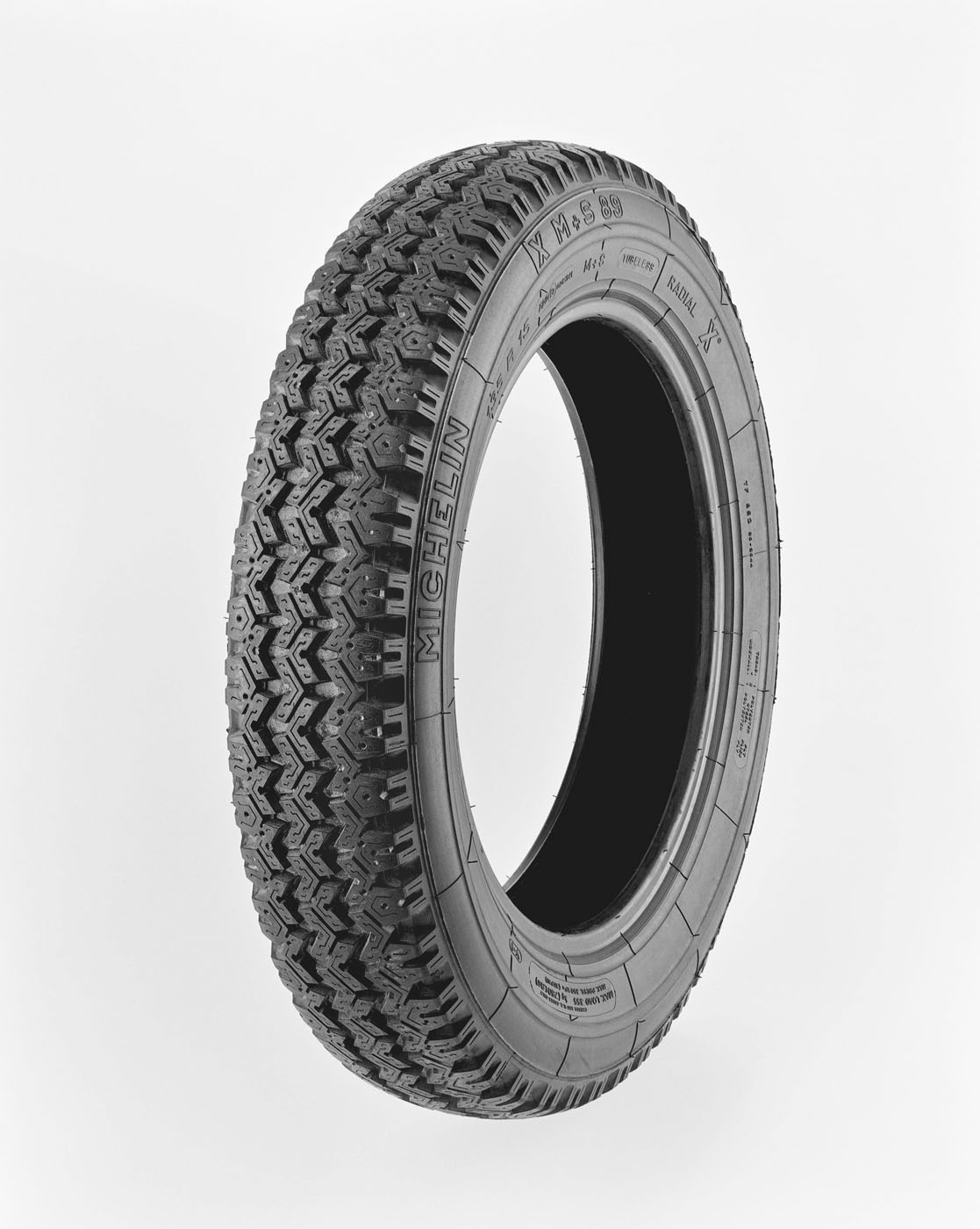 En el sentido de las agujas del reloj a partir del nombre del fabricante (anillo exterior) Michelin. X M+S 89. En el sentido de las agujas del reloj a partir de la medida del neumático (anillo interior) 135 R 15. 72 Q E2 0281541. M + S. Sin cámara de aire. X radial. TF 852 20-2044. Banda de rodadura: 1 capa de poliéster + 2 capas de acero. Pared lateral: 1 capa de poliéster. Canadá y EE.UU. Sólo código. Carga máx. 335 kg (780 libras). Presión máx. 350 kPa (51 PSI)v-1. Douglas M. Parker Studio, Glendale, California, 3 de enero de 2008 - 4 de enero de 2008.
