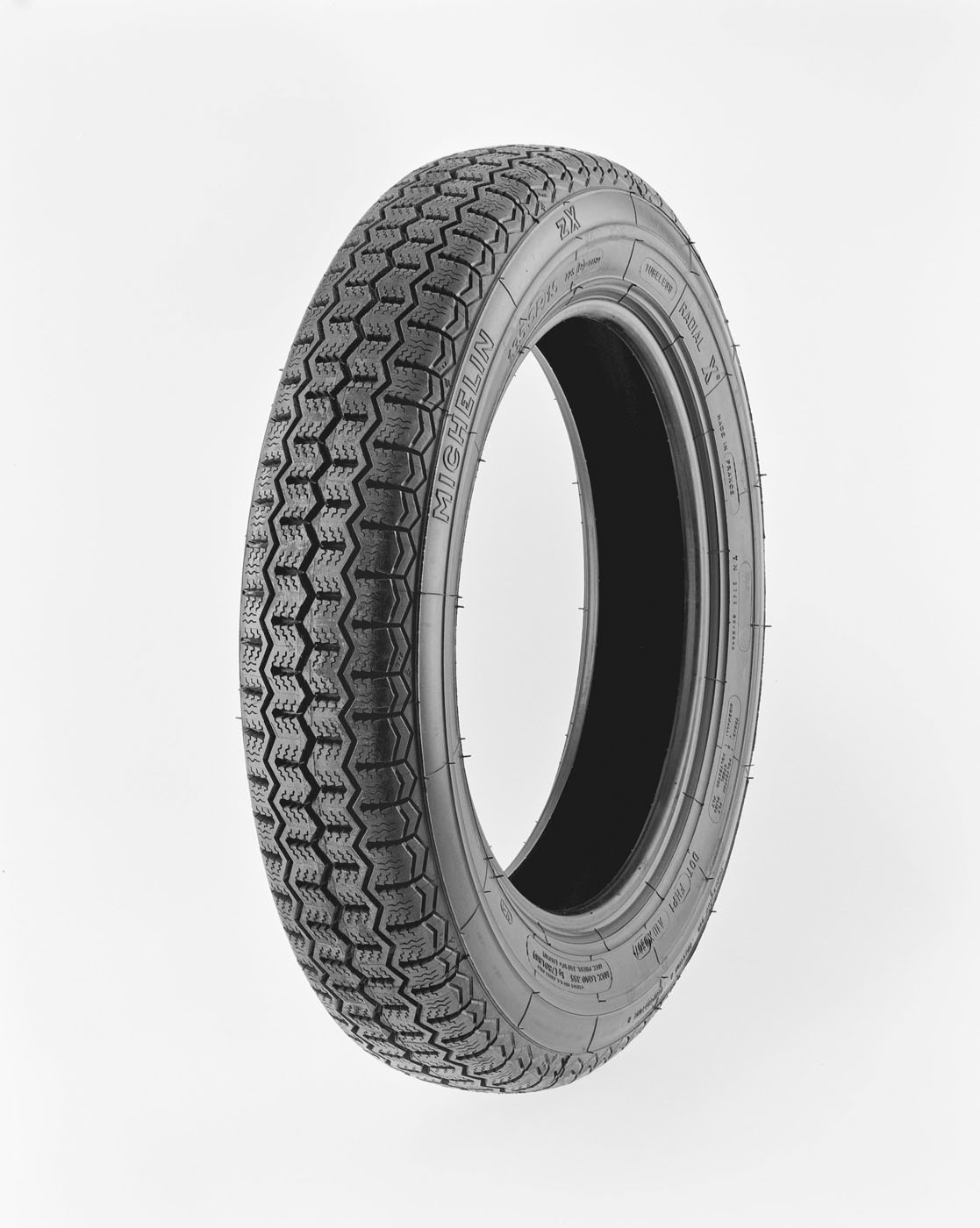 En el sentido de las agujas del reloj a partir del nombre del fabricante (anillo exterior) Michelin zX. Desgaste de la banda de rodadura 200. Tracción A. Temperatura B. En el sentido de las agujas del reloj a partir de la medida del neumático (anillo interior) 135 SR 15. 723 E2 0177523. Sin cámara de aire. X radial. Fabricado en Francia. TN 2148 20-2044. Banda de rodadura: 1 capa de poliéster + 2 capas de acero